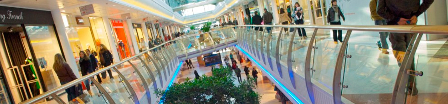 Centres Commerciaux Les centres commerciaux accueillent des flux importants de visiteurs et de clients à qui il faut offrir le plus grand confort, les meilleures qualités de réception, une propreté parfaite et de multiples services.